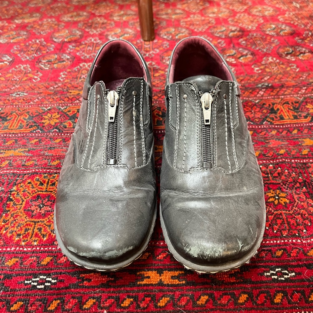 Women’s Black Leather Zip-Up Shoes